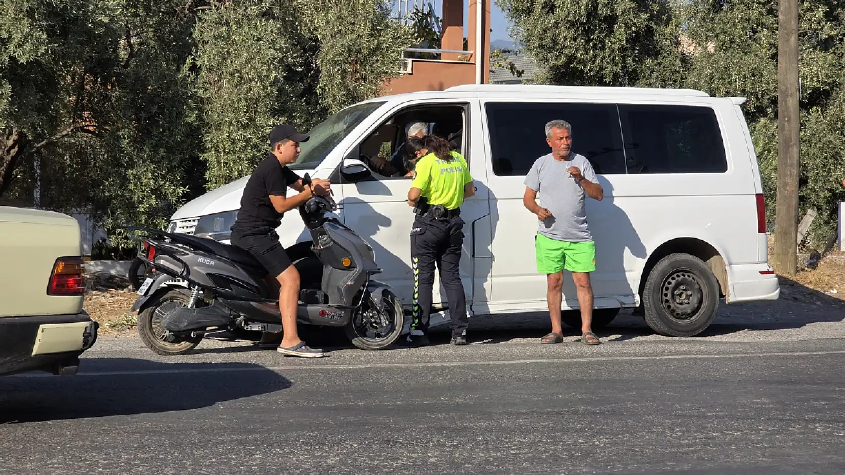 Milas'ta Minibüs ile Motosiklet Çarpıştı: Başhekim İlk Müdahaleyi Yaptı