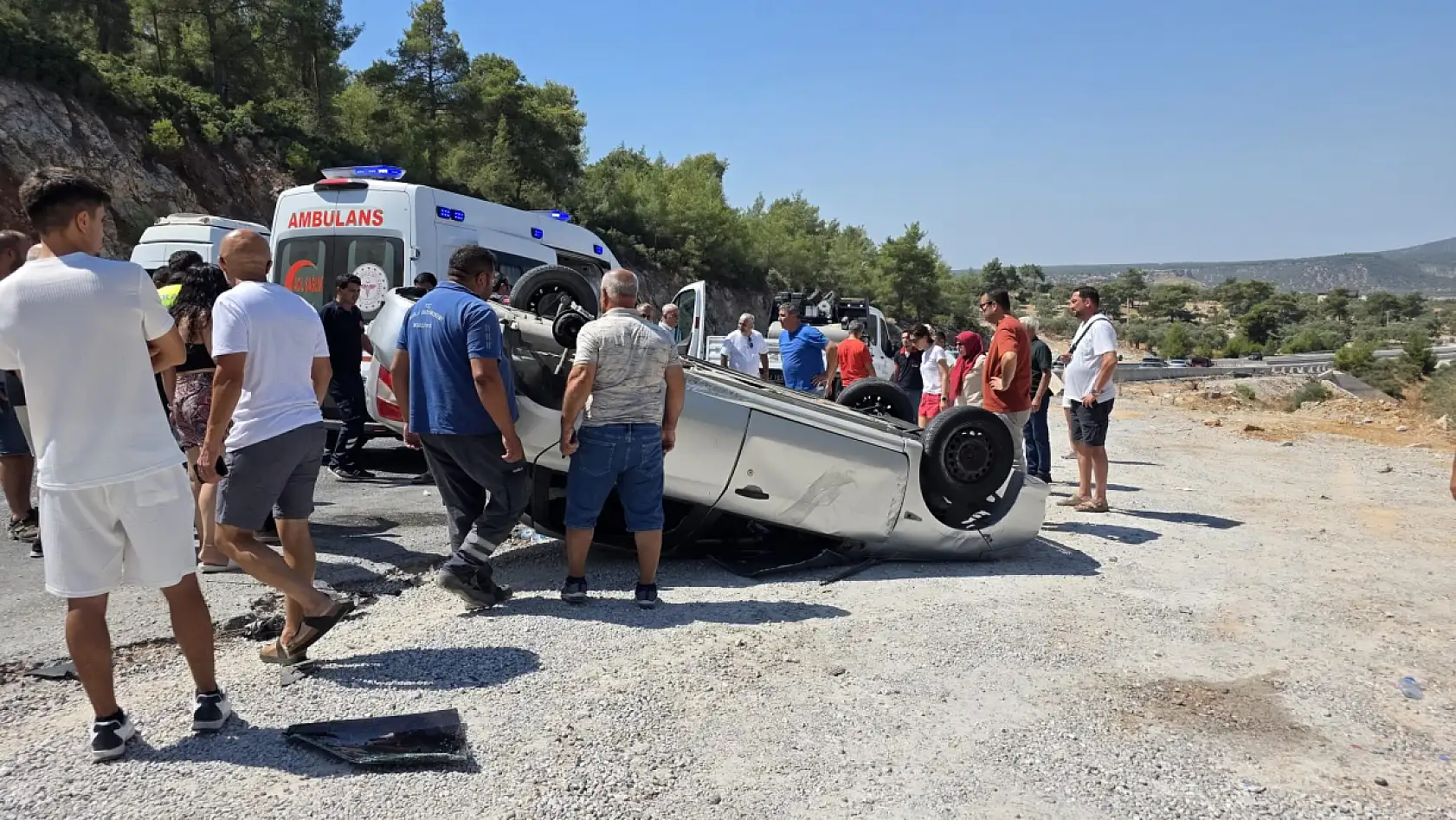 Arka Lastiği Patlayan Otomobil Kontrolden Çıktı: 3 Yaralı