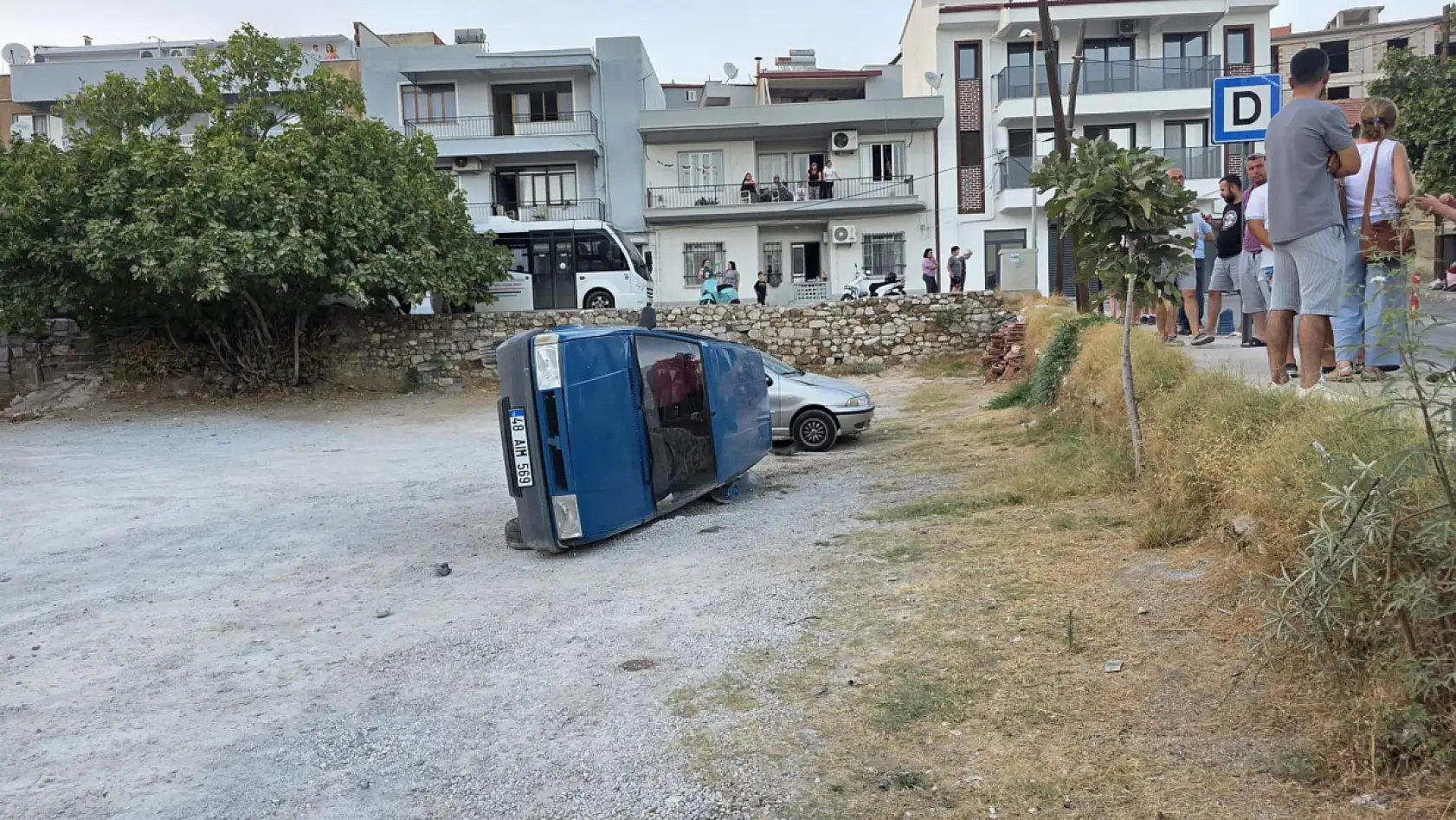 Milas'ta Kontrolden çıkan otomobil banketten aşağı düştü: 1 Kişi Yaralandı