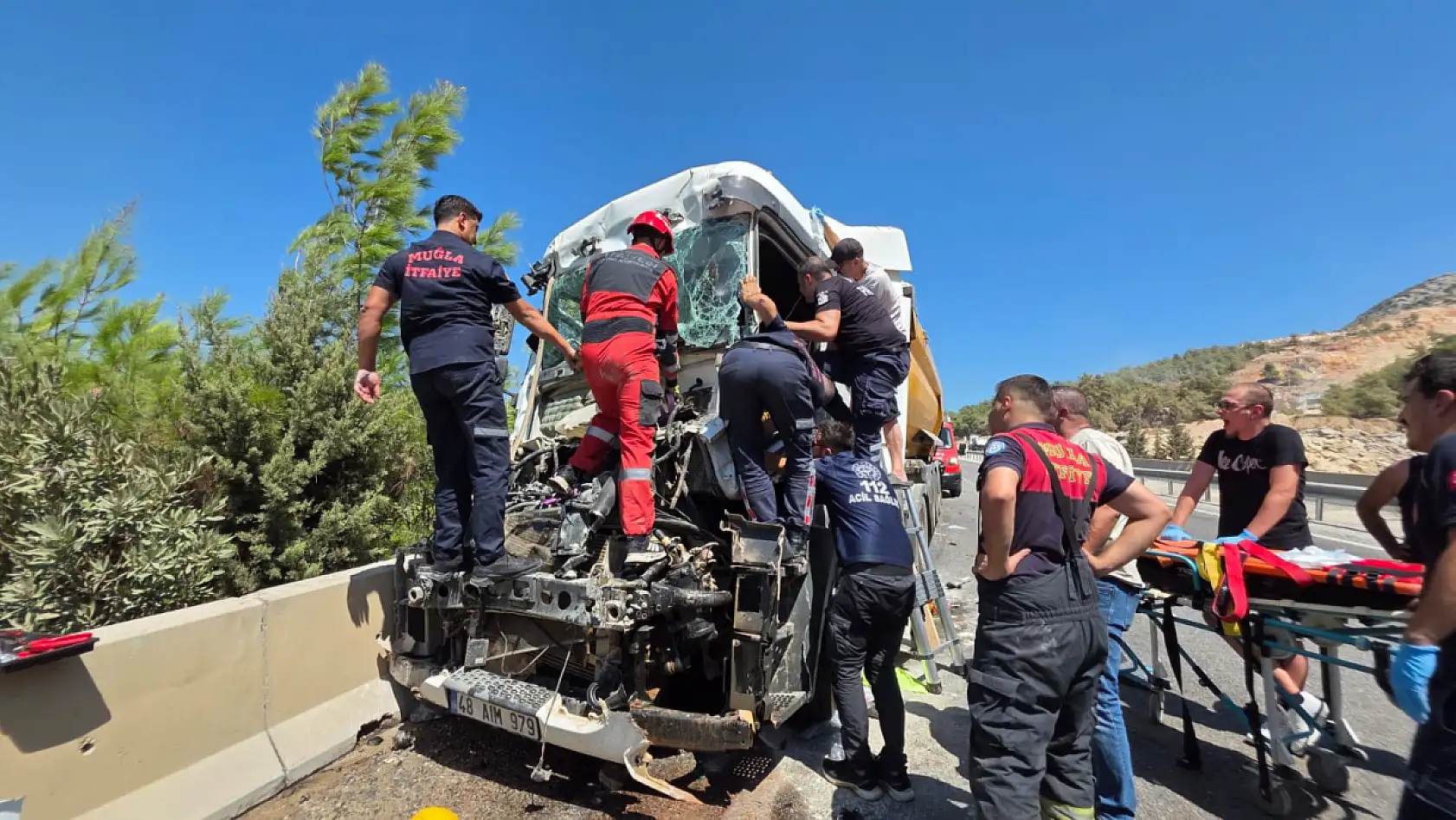 Milas'ta Feci Kaza: Sürücü kabinde sıkıştı, ekipler uzun uğraşlar sonucu kurtardı