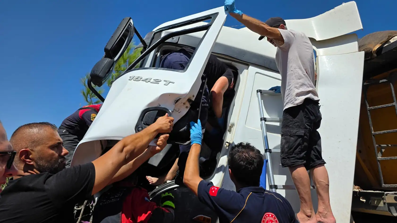 Milas'ta Feci Kaza: Sürücü kabinde sıkıştı, ekipler uzun uğraşlar sonucu kurtardı