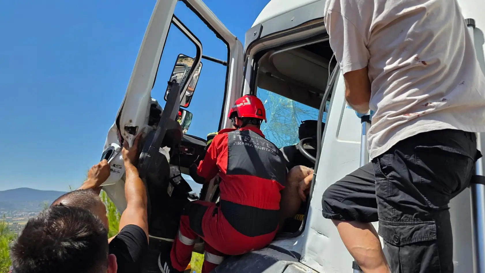 Milas'ta Feci Kaza: Sürücü kabinde sıkıştı, ekipler uzun uğraşlar sonucu kurtardı