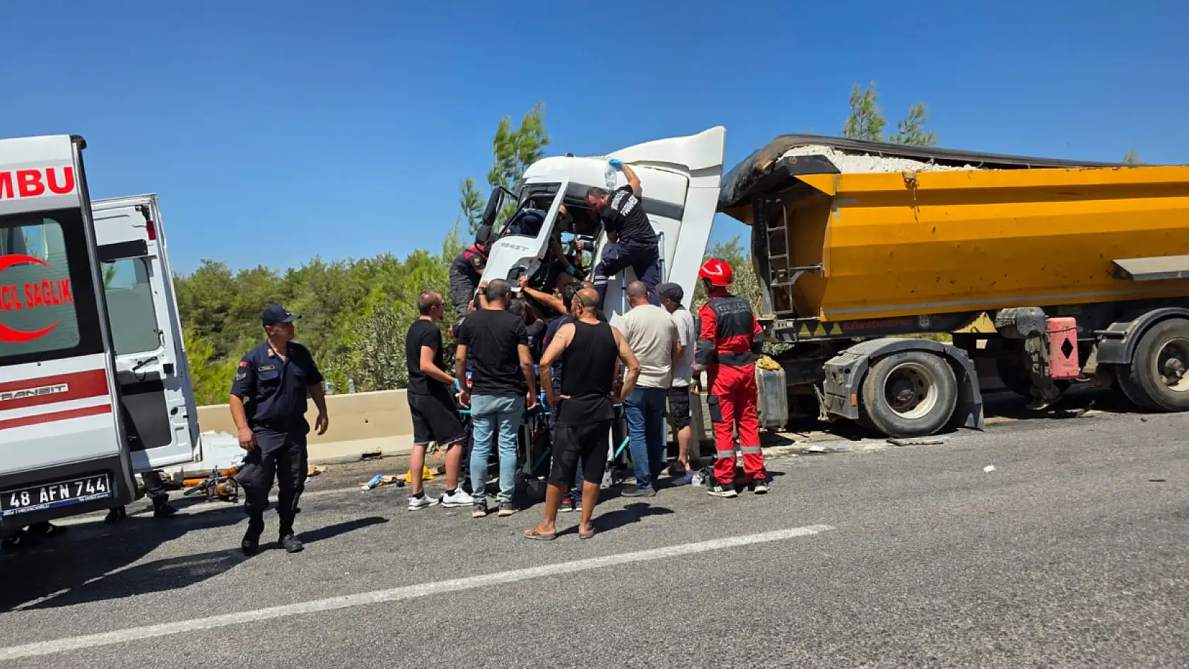 Milas'ta Feci Kaza: Sürücü kabinde sıkıştı, ekipler uzun uğraşlar sonucu kurtardı