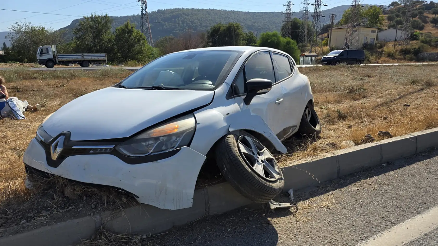 Milas'ta Direksiyon Hakimiyetini Kaybeden Sürücü Refüje Çarptı: 2 Kişi Yaralandı