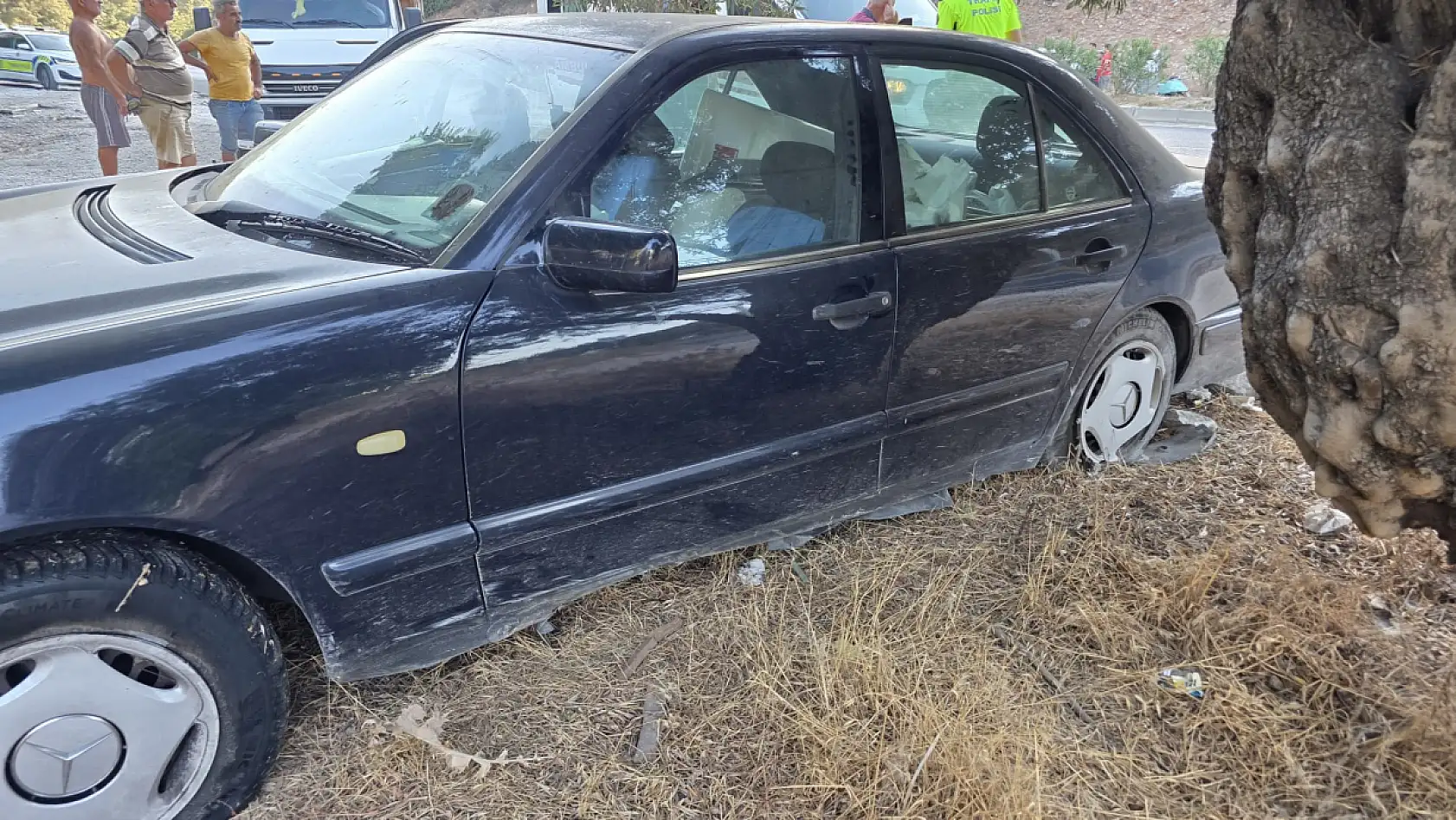 Milas'ta Otomobil Ağaca Çarptı, Motosiklet Kamyona Girdi