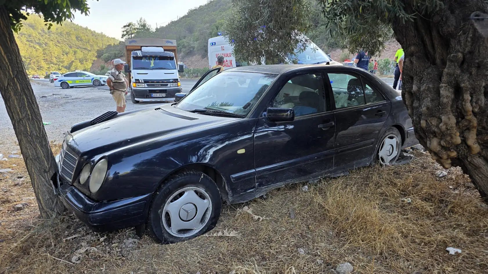 Milas'ta Otomobil Ağaca Çarptı, Motosiklet Kamyona Girdi