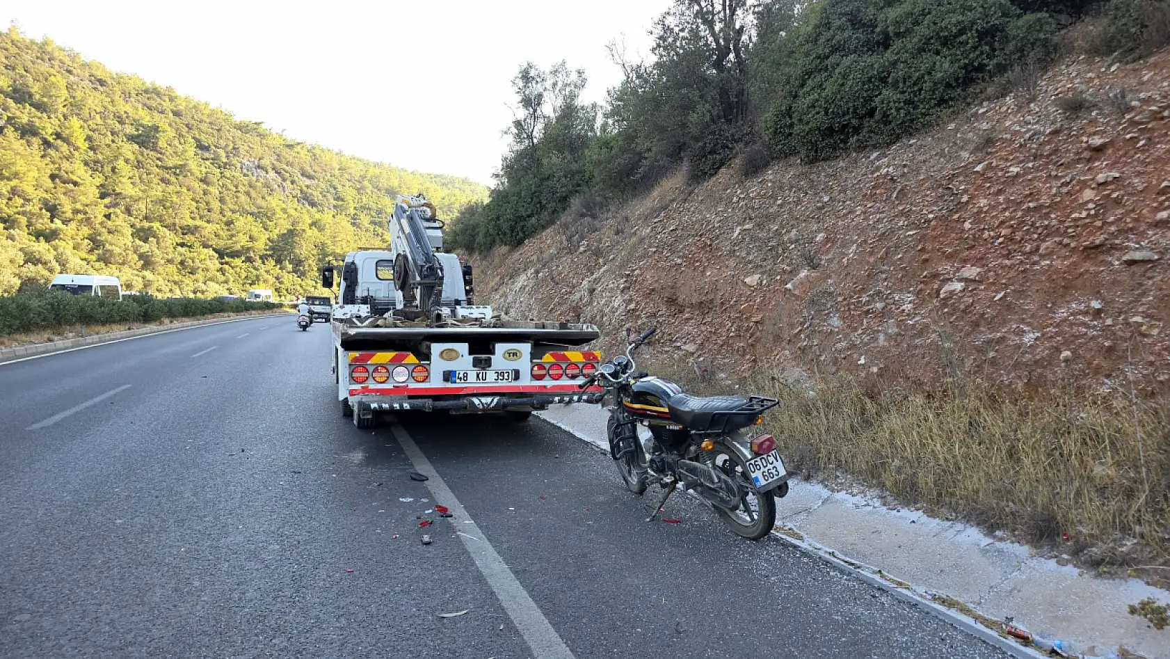 Milas'ta Otomobil Ağaca Çarptı, Motosiklet Kamyona Girdi