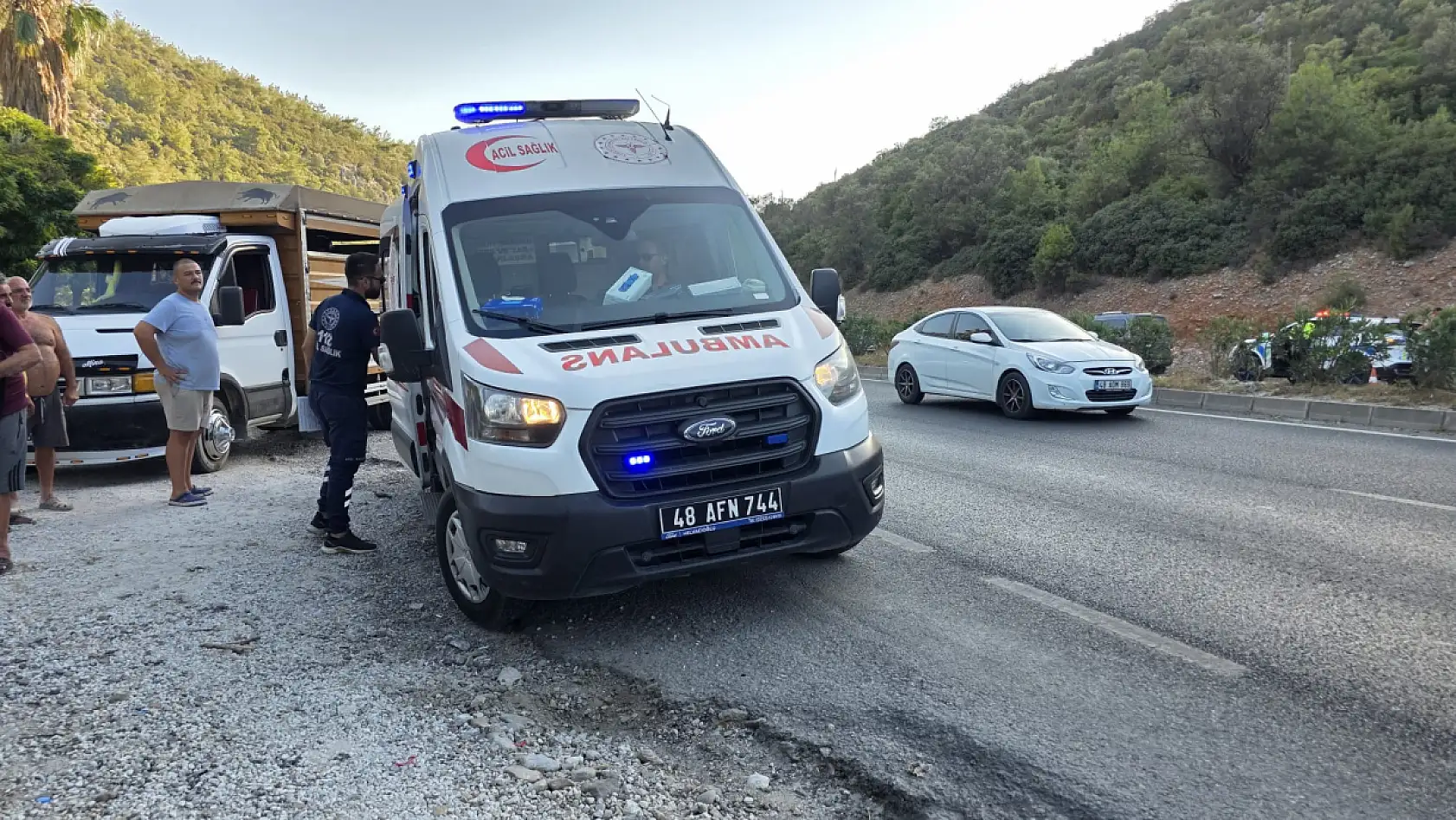 Milas'ta Otomobil Ağaca Çarptı, Motosiklet Kamyona Girdi