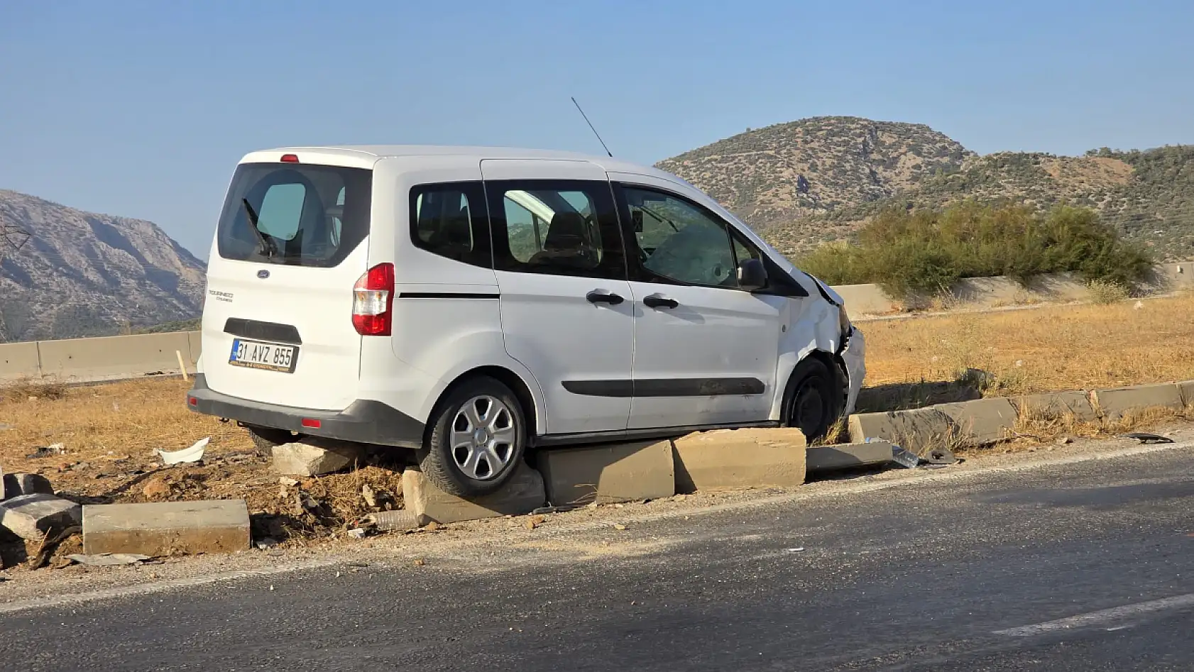 Katil Kavşakta Bir Kaza Daha: 2 Yaralı, Araçlar Kullanılamaz Hale Geldi