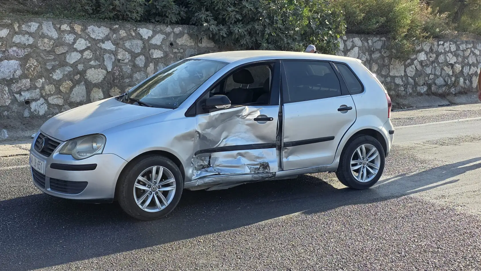 Katil Kavşakta Bir Kaza Daha: 2 Yaralı, Araçlar Kullanılamaz Hale Geldi