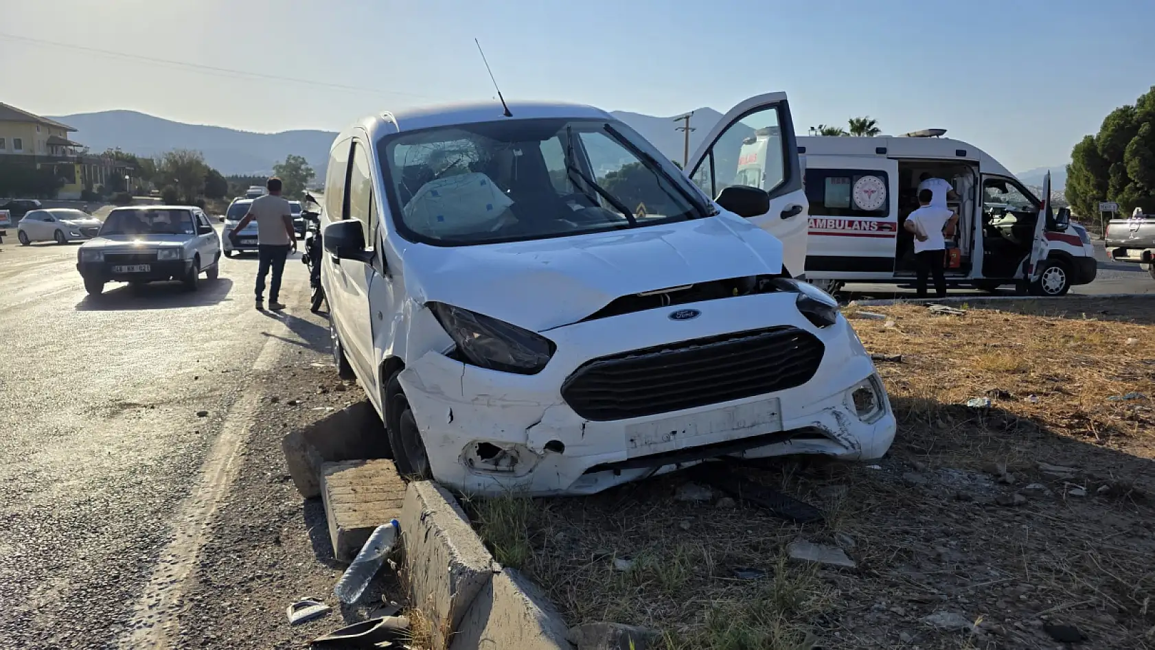 Katil Kavşakta Bir Kaza Daha: 2 Yaralı, Araçlar Kullanılamaz Hale Geldi