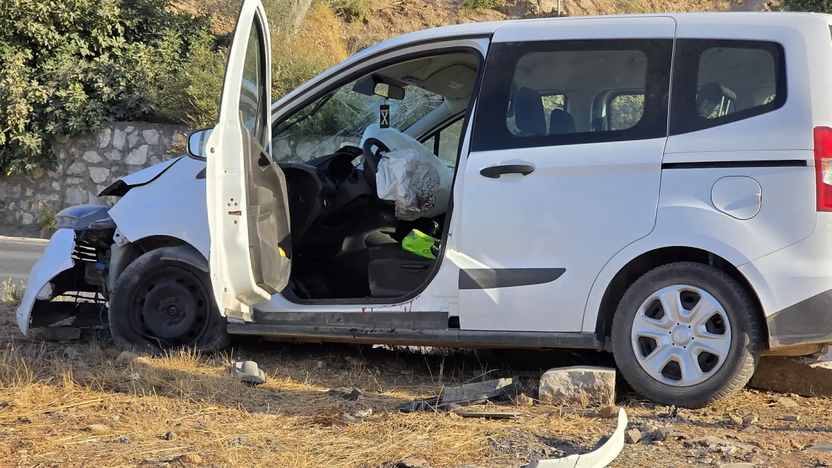 Katil Kavşakta Bir Kaza Daha: 2 Yaralı, Araçlar Kullanılamaz Hale Geldi