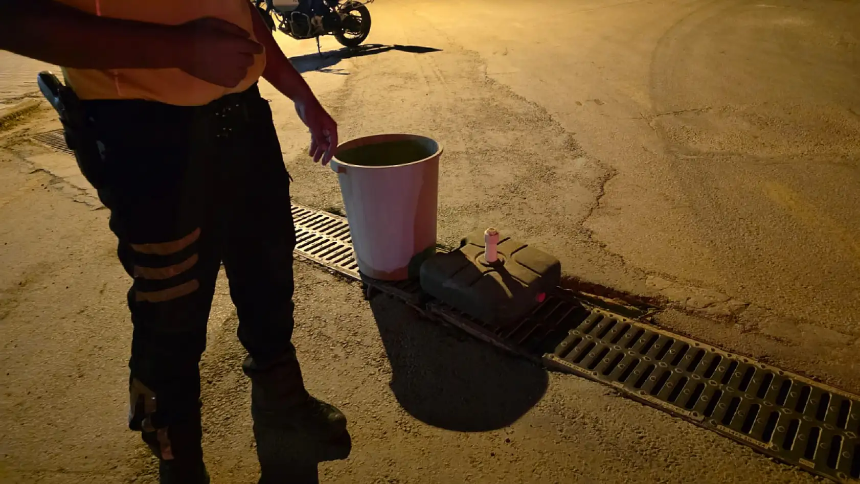 Milas'ta açık mazgal faciaya yol açtı: Araçlar içine düştü 2 yaralı