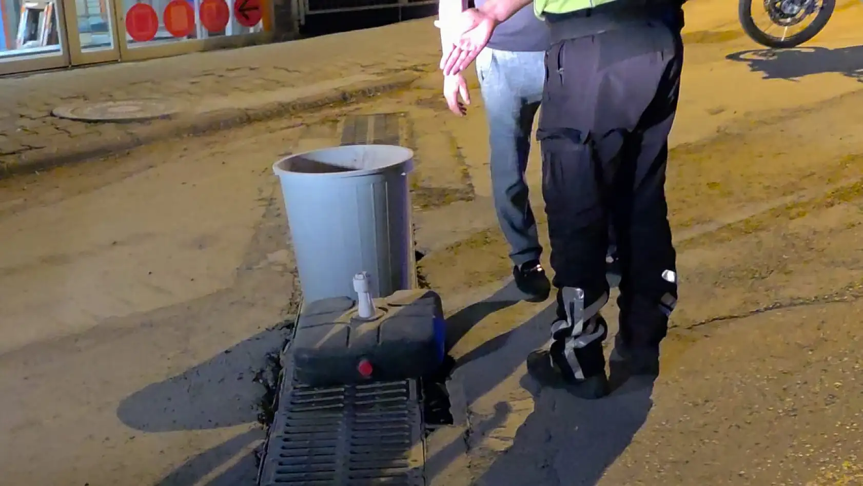 Milas'ta açık mazgal faciaya yol açtı: Araçlar içine düştü 2 yaralı