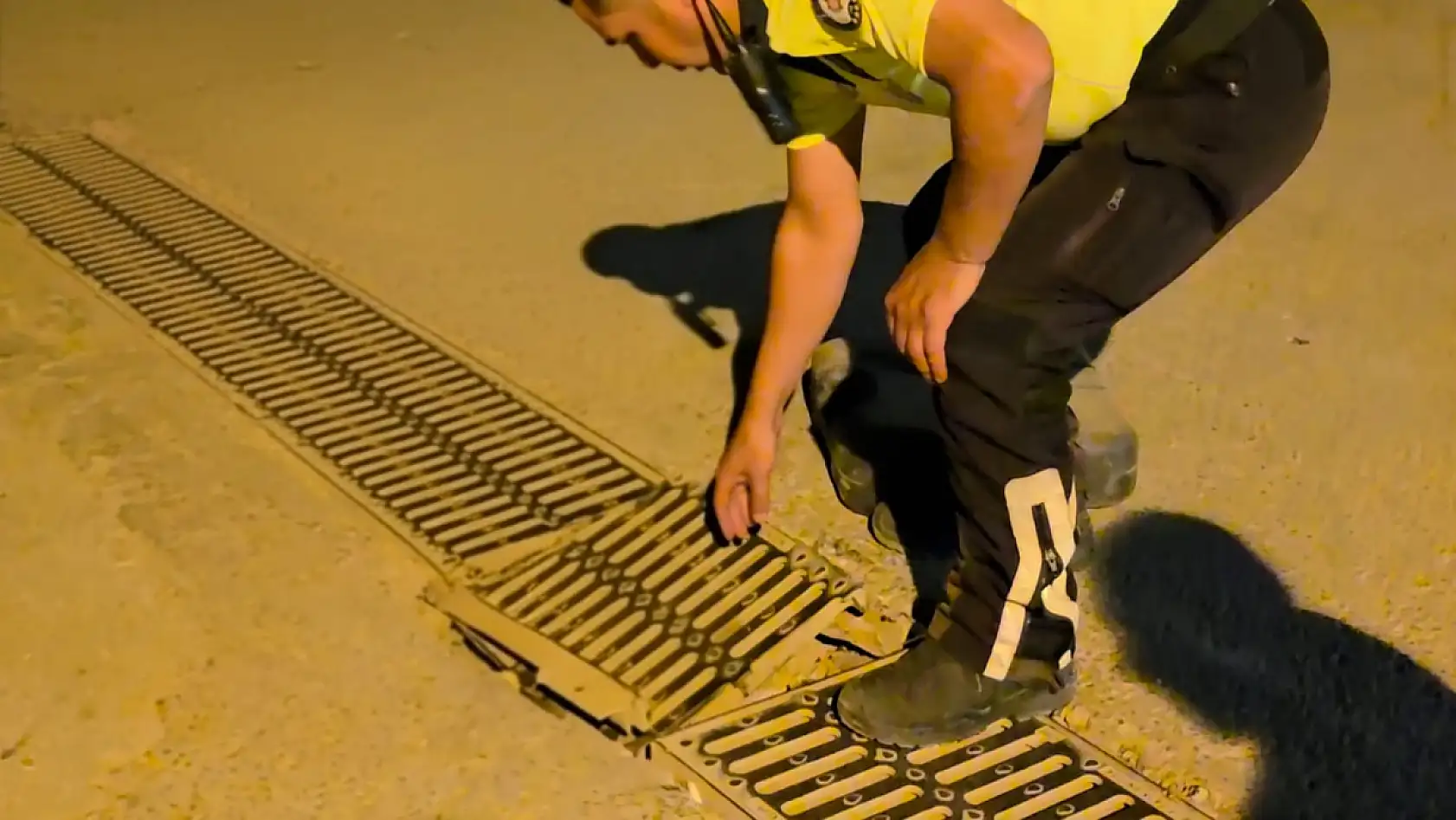 Milas'ta açık mazgal faciaya yol açtı: Araçlar içine düştü 2 yaralı