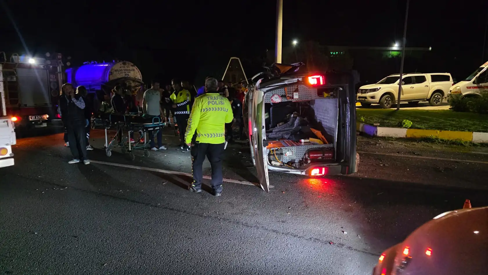 Milas'ta minibüs vidanjöre çarptı: itfaiye, sıkışan çocuğu zamanla yarışarak kurtardı