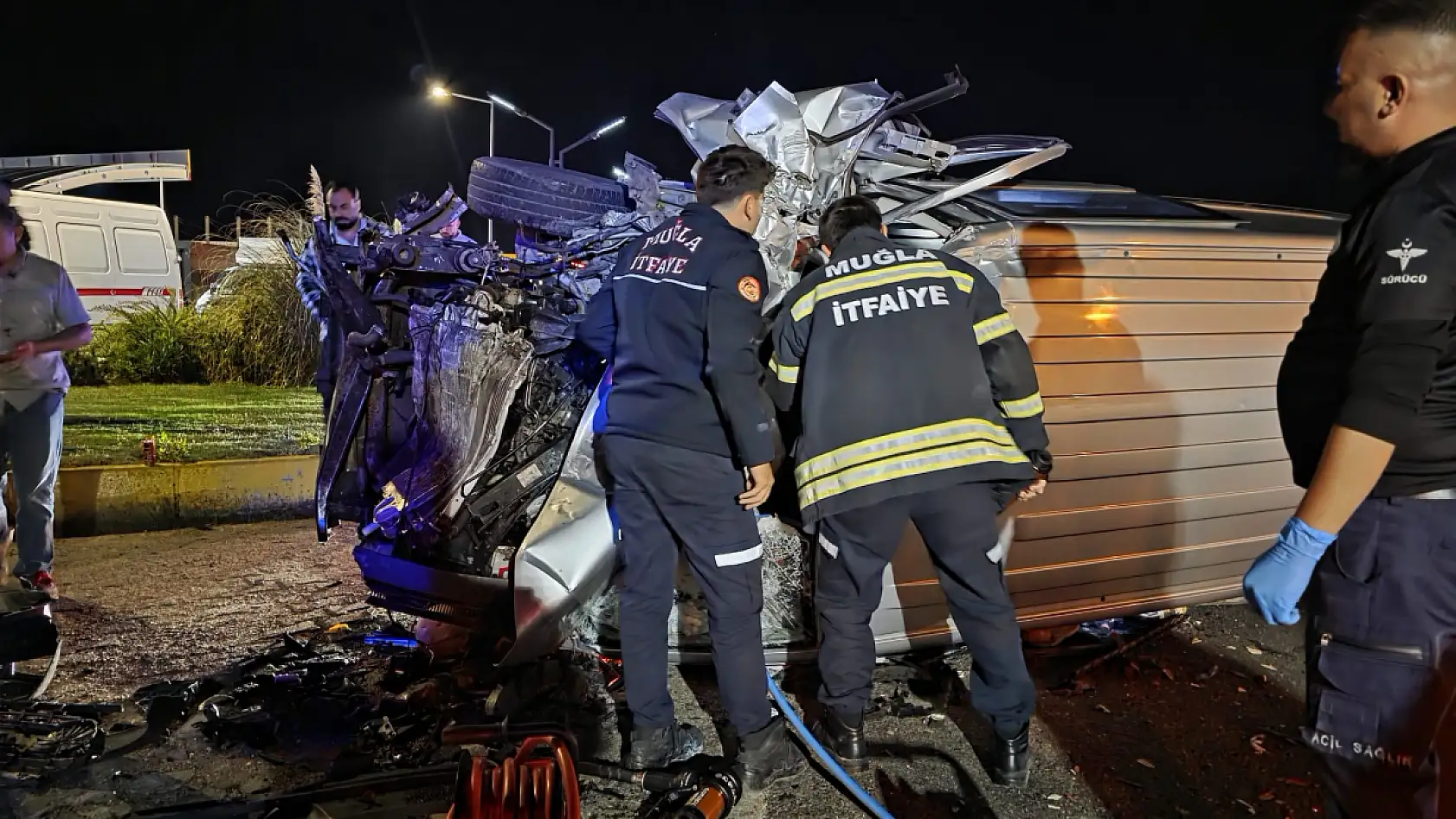 Milas'ta minibüs vidanjöre çarptı: itfaiye, sıkışan çocuğu zamanla yarışarak kurtardı