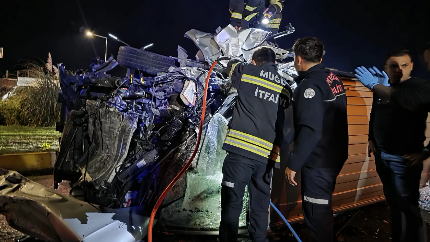 Milas'ta minibüs vidanjöre çarptı: itfaiye, sıkışan çocuğu zamanla yarışarak kurtardı