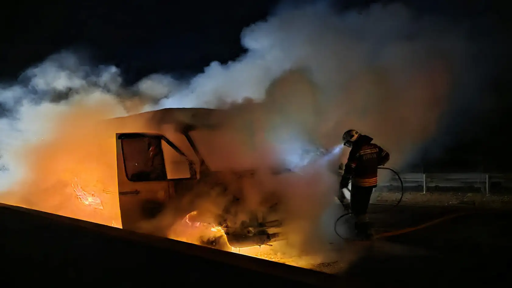 Milas'ta Pazarcı Minibüsü Boğa Yokuşu'nda Alev Alev Yandı