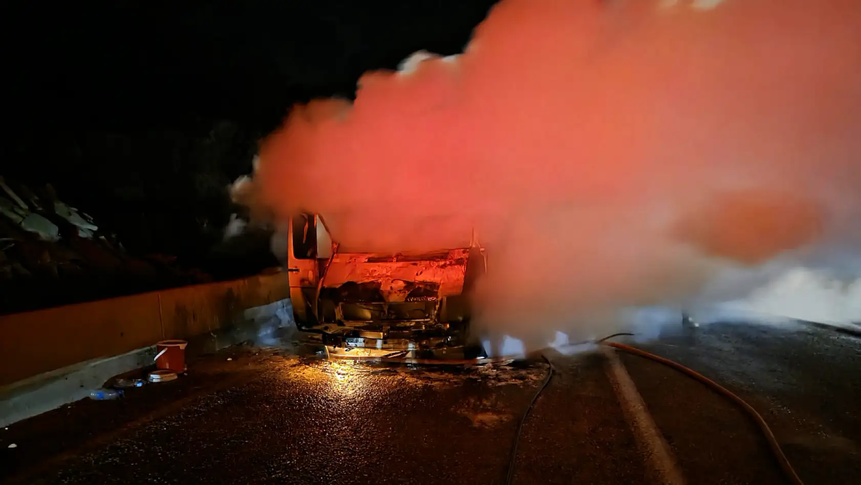 Milas'ta Pazarcı Minibüsü Boğa Yokuşu'nda Alev Alev Yandı