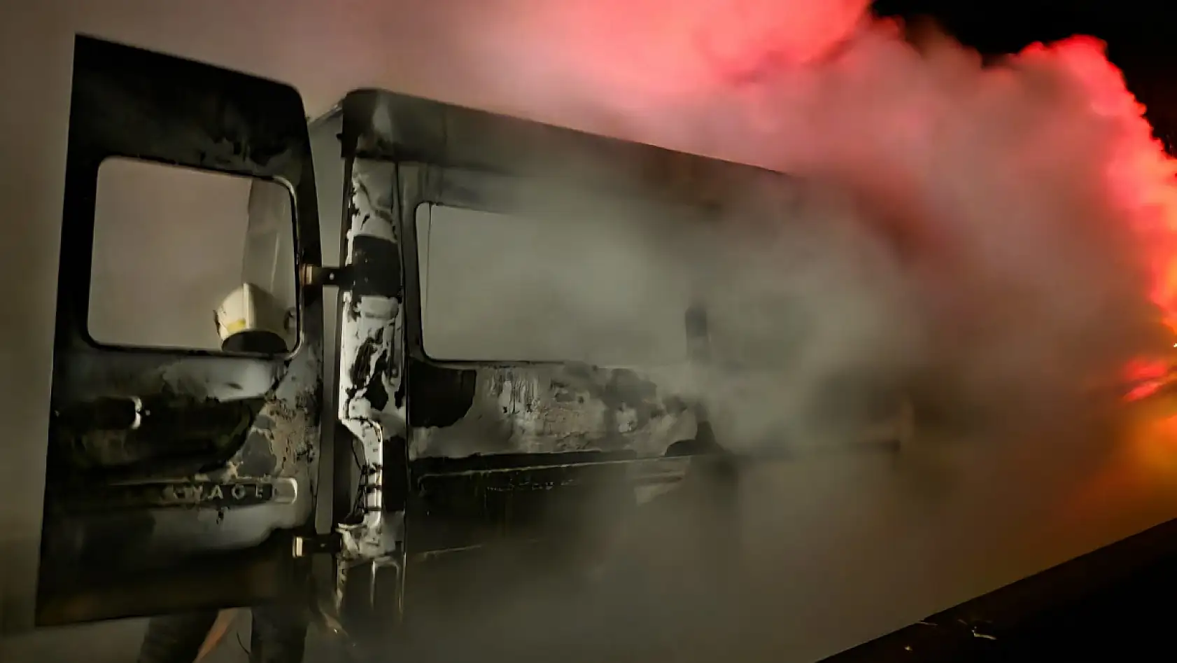 Milas'ta Pazarcı Minibüsü Boğa Yokuşu'nda Alev Alev Yandı