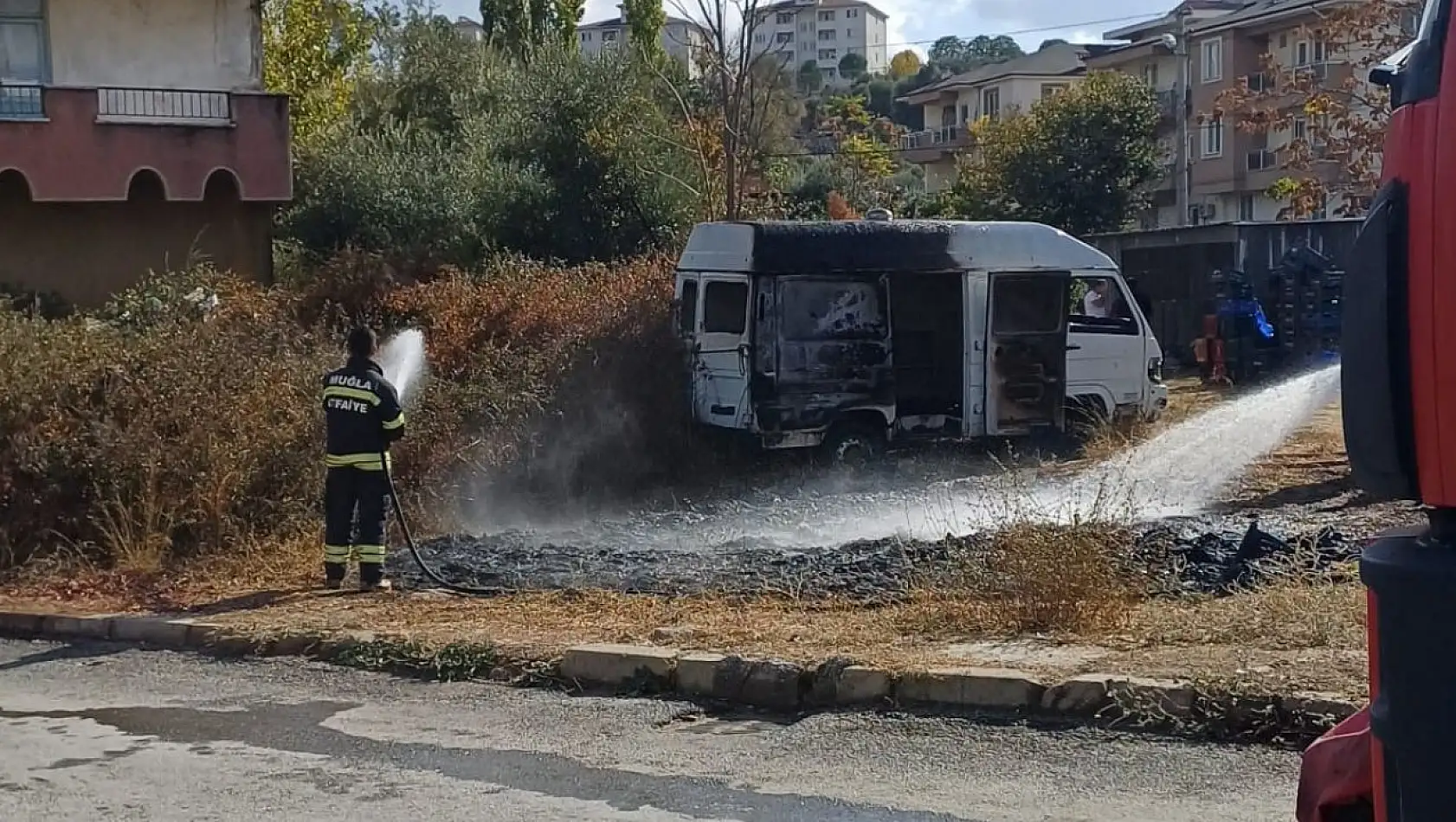 Milas'ta Otluk Yangını Minibüsü Küle Çevirdi