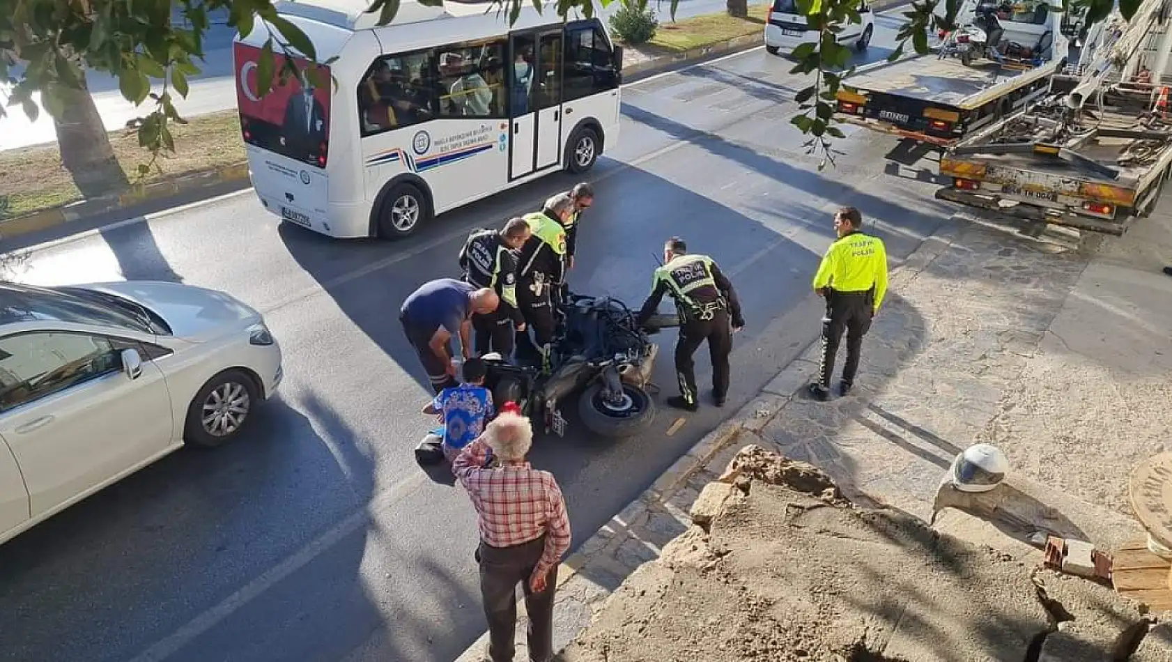 Bodrum'da Motoru Bağlanan Kadın, Polis Motosikletine Uçan Tekme Attı