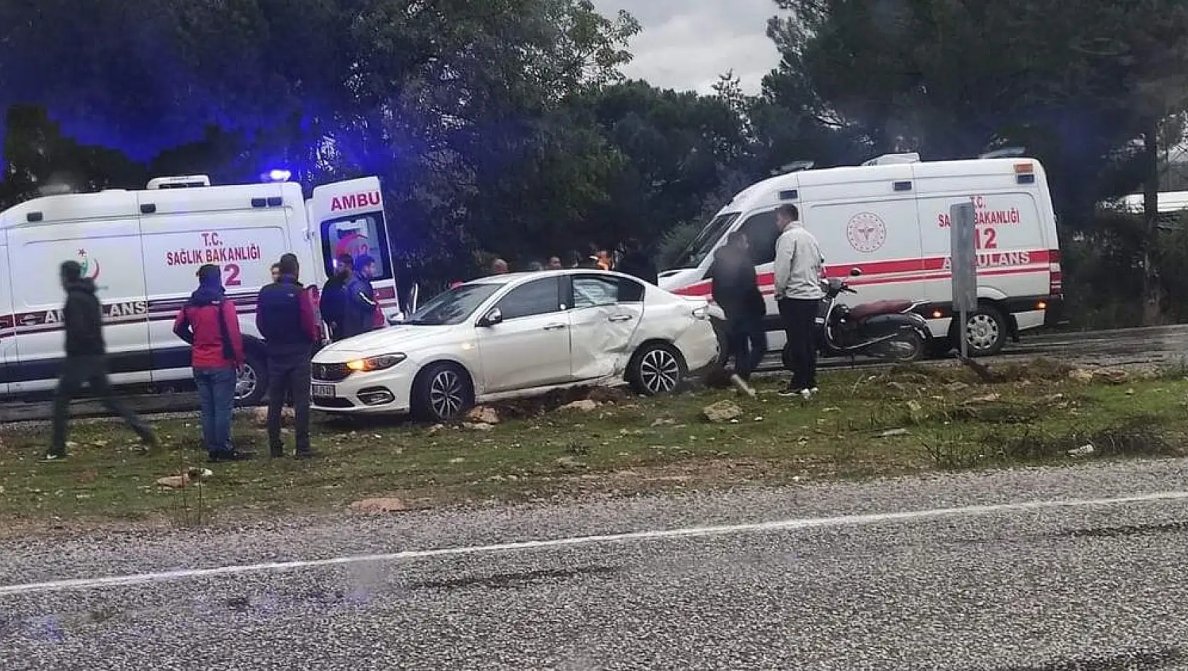 Dibekdere Kavşağı’nda Korkutan Kaza: 4 Kişi Yaralandı