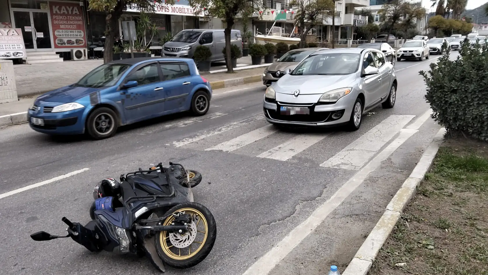 Halil Bey Bulvarı'nda Kaza: Yayaya Yol Vermek İsteyen Motosikletliye Otomobil Çarptı