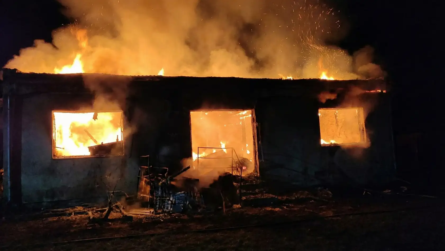 Milas Çamköy'de Metruk Ev Alevlere Teslim Oldu