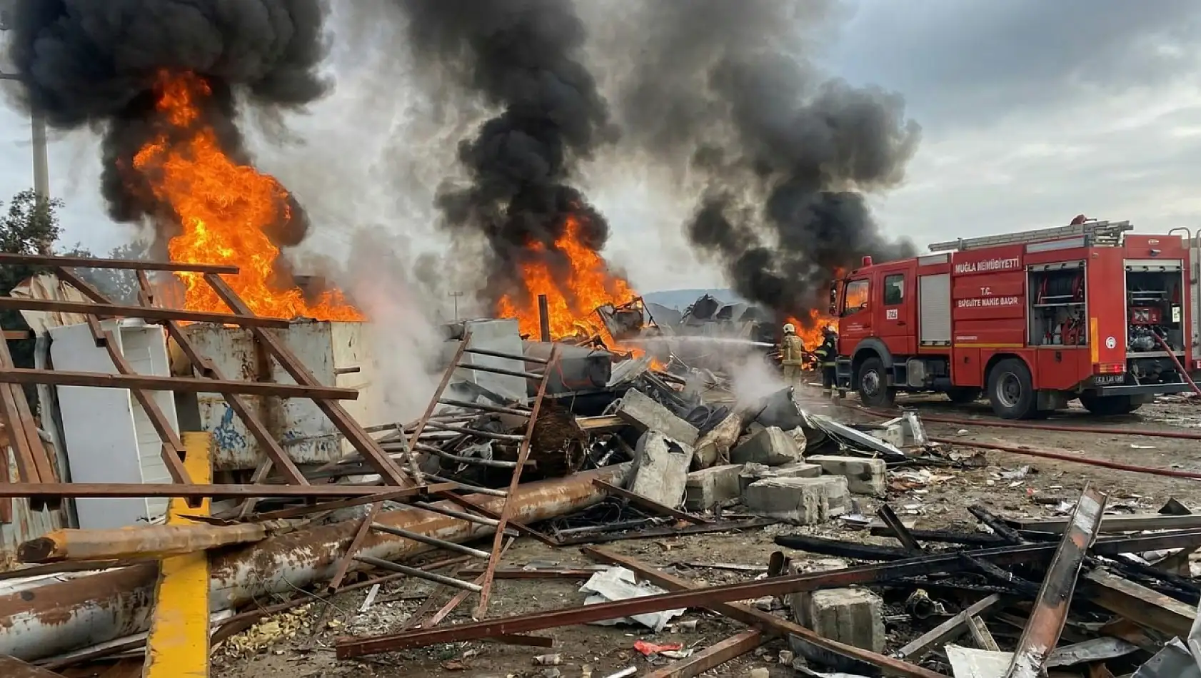 Milas'ta hurdalıkta strafor yangını kısa sürede söndürüldü