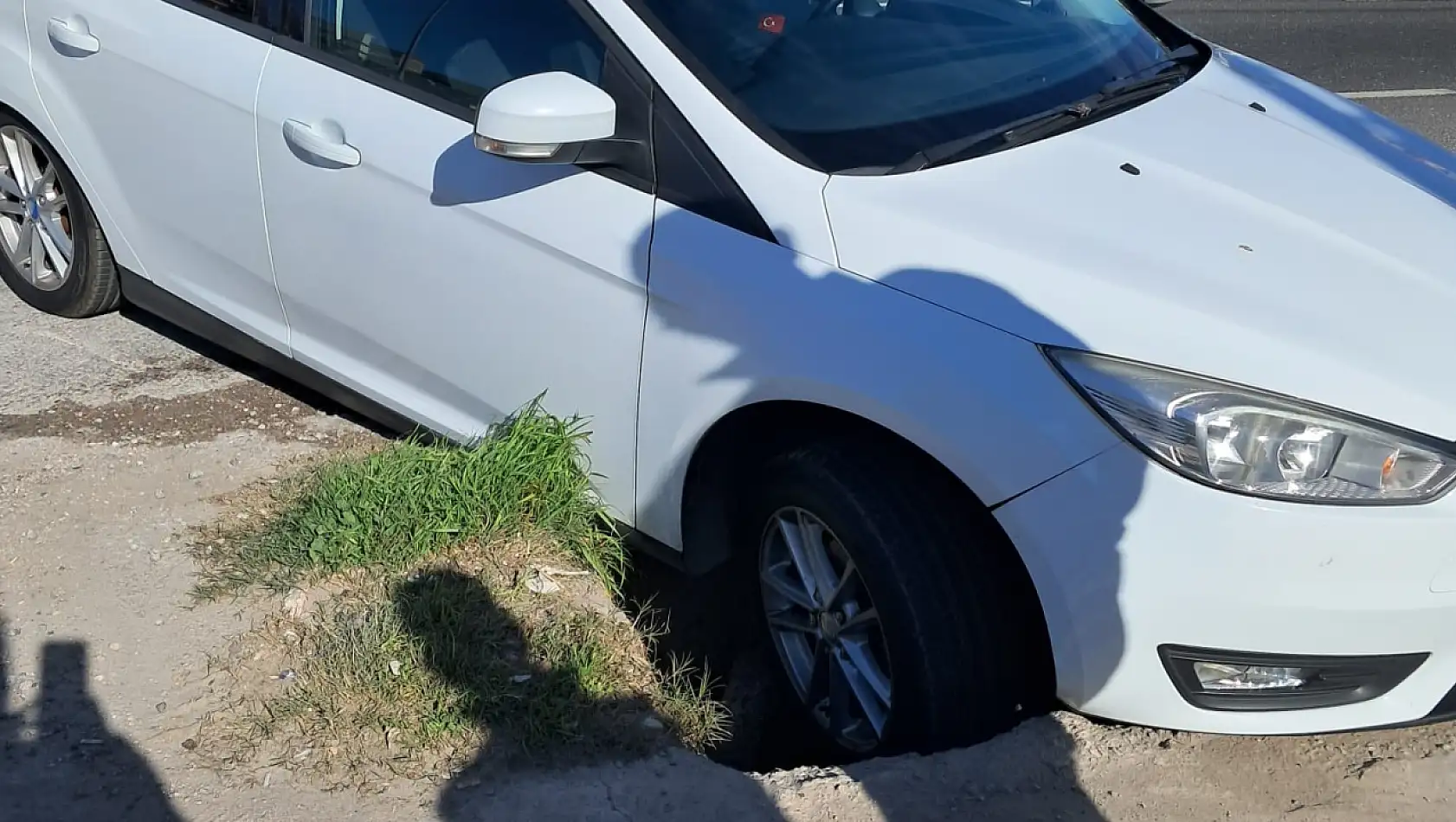 Milas'ta Kaza 'Geliyorum' Dedi: Otomobil Açık Bırakılan Çukura Düştü