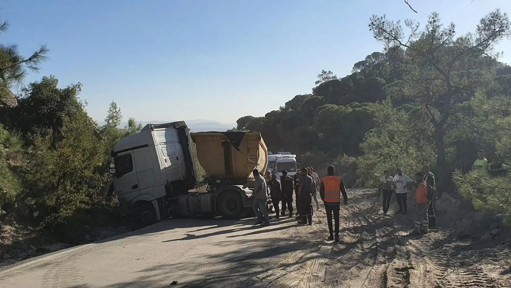 Milas'ta Labranda Yolunda Tır Kazası: Yol Kısa Süreliğine Trafiğe Kapandı