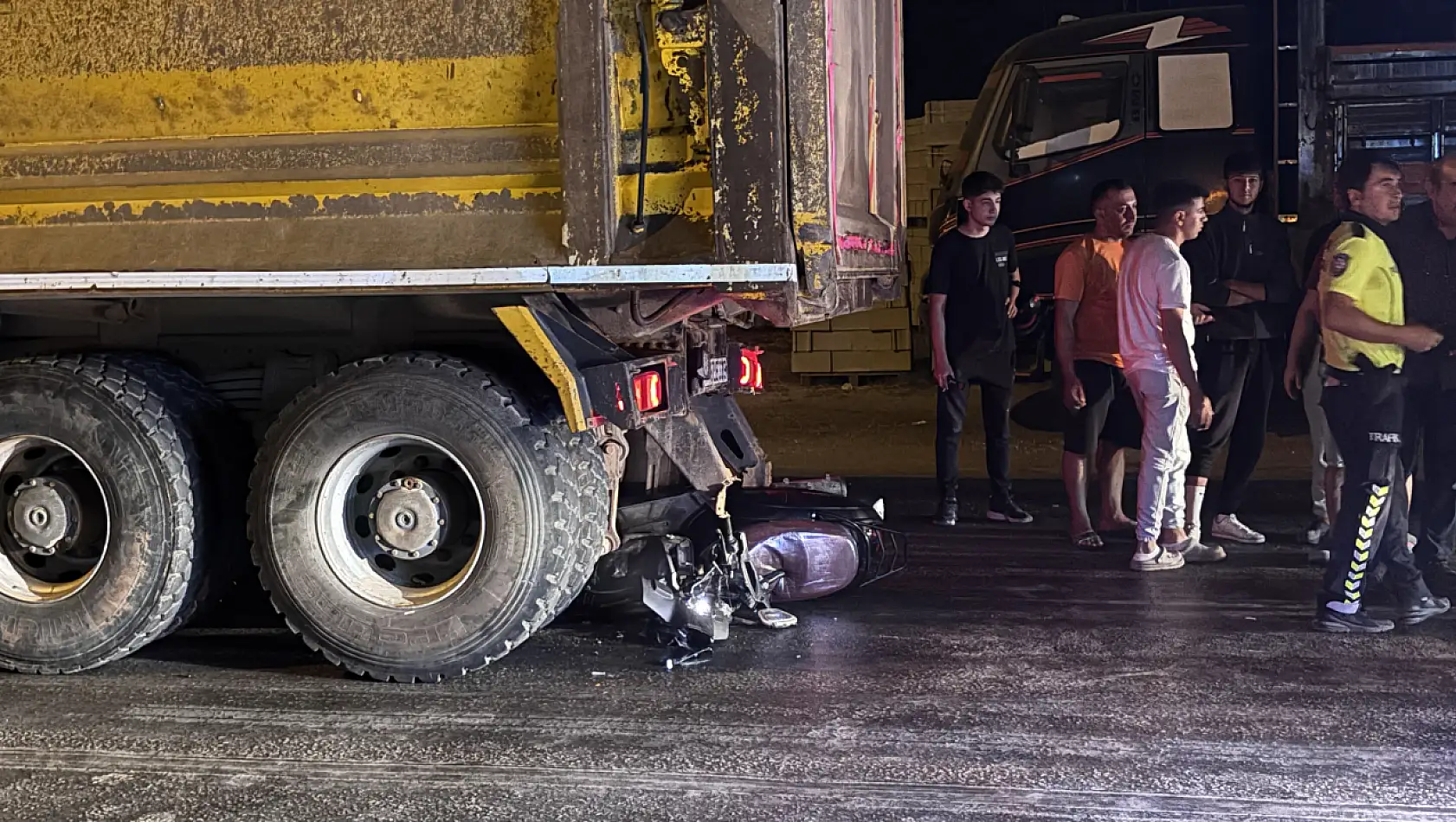 Milas'ta Yürekleri Ağıza Getiren Kaza, Motosiklet Kamyona Arkadan Çarptı