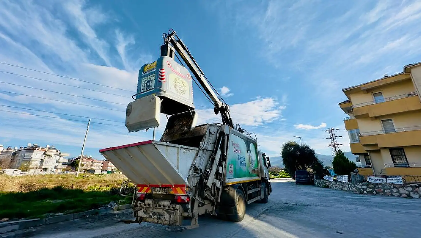 Milas’ın 7 Mahallesine 350 Adet Akıllı Sistem Yerüstü Çöp Konteyneri