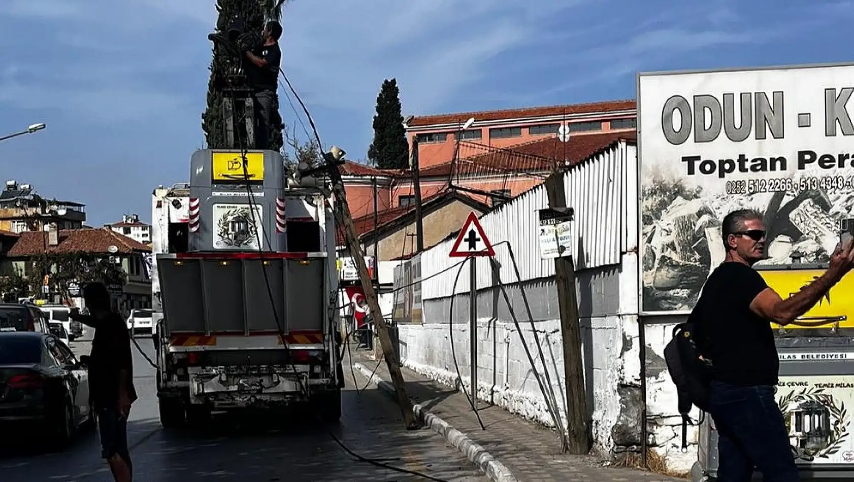 Milas’ta Beklenmedik Kaza, Çöp Kamyonu Telefon Direğini Devirdi