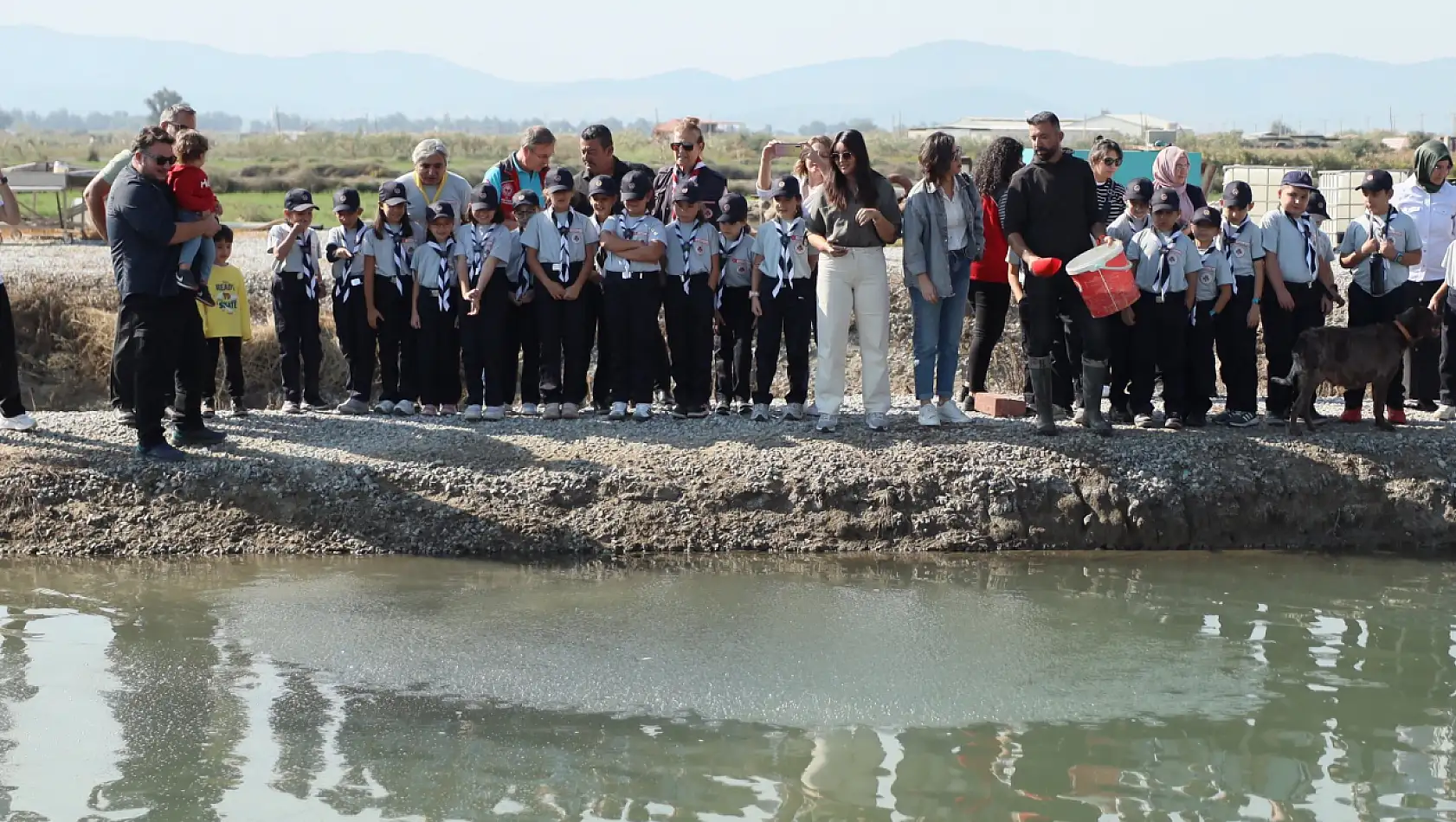 Minik Öğrenciler Milas'ta Balıklara Yem Verdi