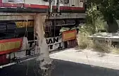 İğrenç Görüntü Kamerada: Seyir Halindeyken Yola Atık Döküldü!
