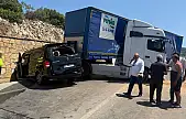 Milas Bodrum Karayolunda Korkutan Kaza: Tır Minibüse Çarptı