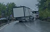 Milas Bodrum Karayolunda Yağış Kazayı Beraberinde Getirdi: Tır Bariyerlere Çarptı