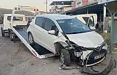 Milas'ta Feci Kaza: Kamyonet Otomobile Çarptı Sürüklenen Otomobil Otobüs Durağına Girdi