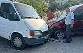 Milas'ta kamyonet ve otomobil kafa kafaya çarpıştı: 4 kişi yaralandı