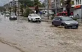 Milas'ta sağanak yağış hayatı felç etti: Mazgallar tıkandı, sokaklar göle döndü