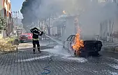 Milas'ta seyir halindeki otomobil alev aldı