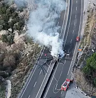 Demir Yüklü Tır Bariyerlere Çarpıp Alev Aldı