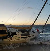 Milas Güllük Sahilinde Korku Dolu Anlar: Fırtına Yelkenliyi Karaya Sürükledi