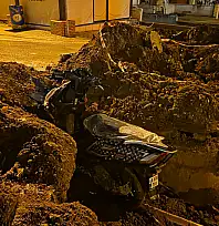 Milas'ın Orta Yerinde Köstebek Yuvası Gibi Bırakılan Yolda Feci Kaza