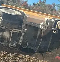 Milas Ören yolunda hafriyat kamyonu devrildi: 1 kişİ yaralandı