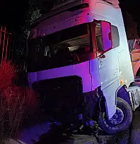 Milas Söke yolunda tır şarampole sürüklendi: Sürücü yaralandı