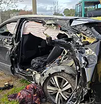 Milas'ta Feci Kaza: İş Makinesine Çarpan Araç Hurdaya Döndü 1'i Ağır 3 Kişi Yaralandı